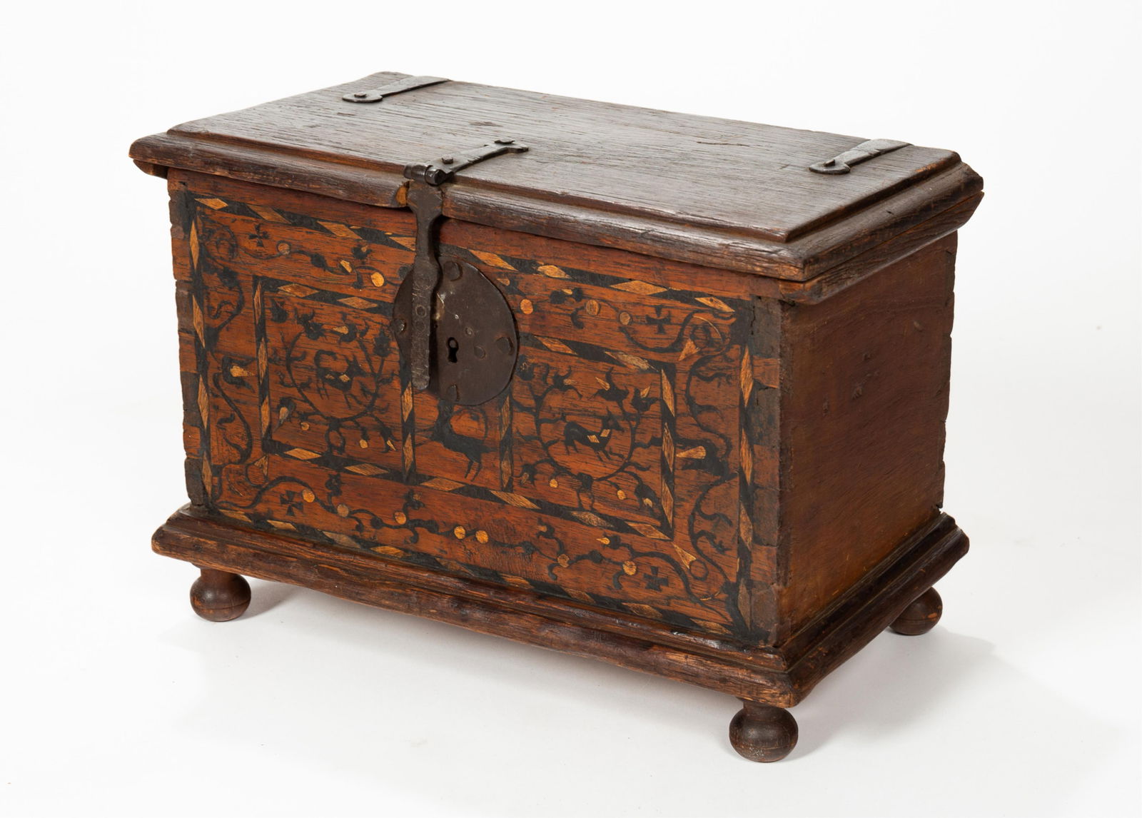 MINIATURE FOOTED BOX WITH CARVED AND INLAID DECORATION. (1 of 5)