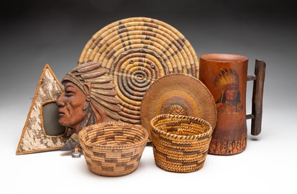GROUP OF NATIVE AMERICAN DECORATIVE ITEMS.