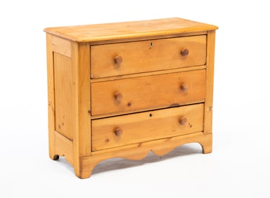 COUNTRY THREE DRAWER CHEST.