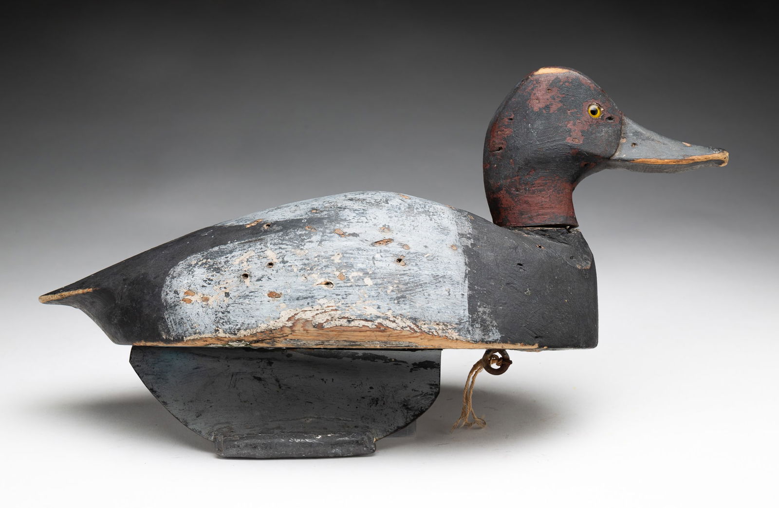 CARVED AND PAINTED WORKING REDHEAD DUCK DECOY. (1 of 4)