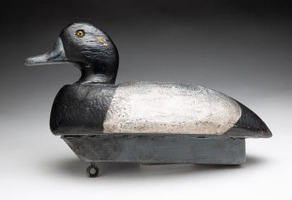 CARVED AND PAINTED WORKING DECOY.