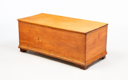 COUNTRY BLANKET CHEST.