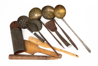 COLLECTION OF KITCHEN UTENSILS.