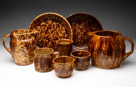 EIGHT ROCKINGHAM GLAZE POTTERY KITCHEN ITEMS.