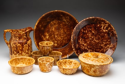 TEN ROCKINGHAM GLAZE POTTERY KITCHEN ITEMS.