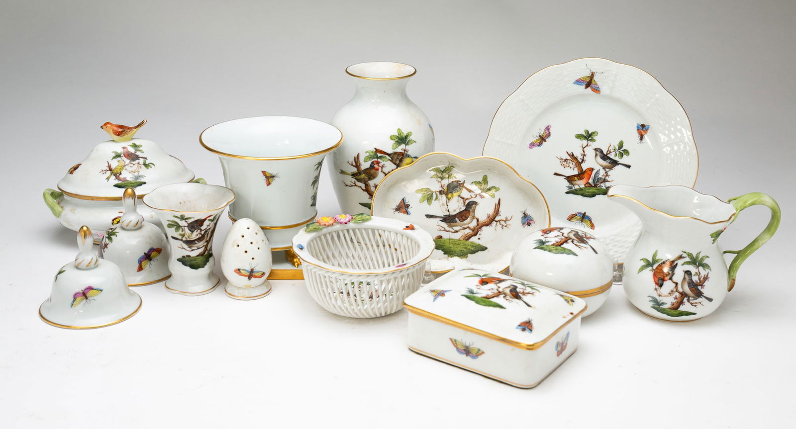 GROUP OF HEREND ROTHSCHILD BIRD PORCELAIN TABLETOP ACCESSORIES. (1 of 10)
