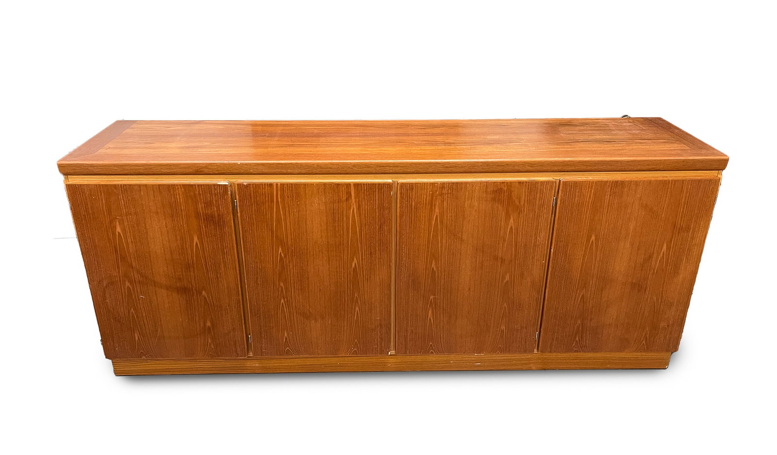 DANISH MODERN SIDEBOARD BY SKOVBY. (1 of 7)