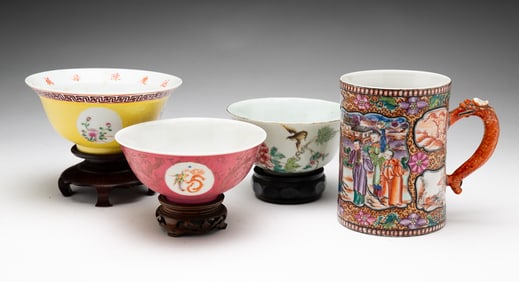 FOUR DECORATED CHINESE PORCELAIN ITEMS.
