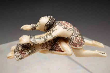 JAPANESE CARVED SHUNGA OKIMONO FIGURE.