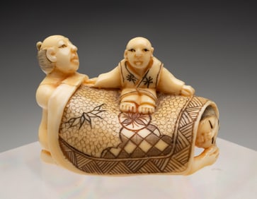 JAPANESE CARVED SHUNGA NETSUKE.