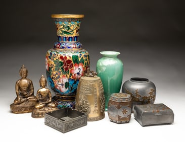 GROUP OF ASIAN DECORATIVE ITEMS.