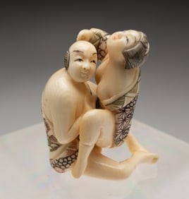 JAPANESE CARVED SHUNGA OKIMONO FIGURE.