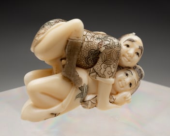 JAPANESE CARVED SHUNGA OKIMONO FIGURE.