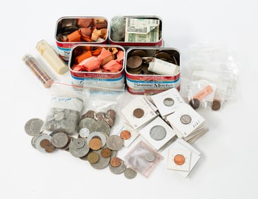 LARGE GROUP OF U.S. AND WORLD CURRENCY.