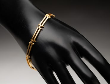 18K YELLOW GOLD GATE LINK BRACELET.