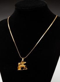 18K YELLOW GOLD NECKLACE AND PENDANT.