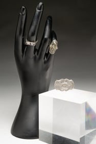 THREE GOLD FILIGREE JEWELRY ITEMS.