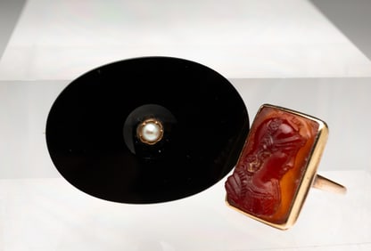TWO PIECES OF VICTORIAN JEWELRY.