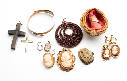 SMALL GROUP CAMEOS & VICTORIAN JEWELRY.