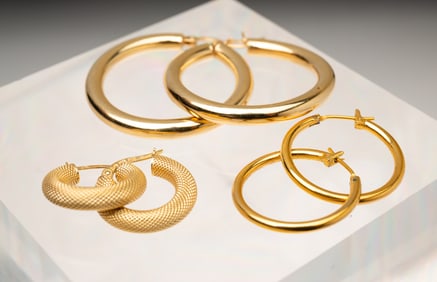 THREE PAIR OF 14K YELLOW GOLD HOOP EARRINGS.