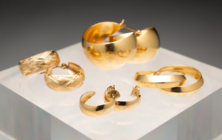 FOUR PAIR 14K YELLOW GOLD HOOP EARRINGS.