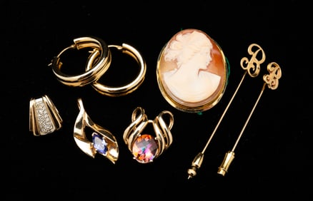 GROUPING OF 14K YELLOW GOLD JEWELRY.