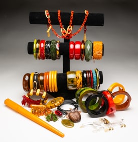 GROUP OF JEWELRY AND ACCESSORIES, MOSTLY BAKELITE.