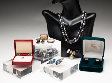 GROUP OF STERLING SILVER JEWELRY.