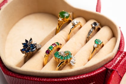 GROUP OF GOLD AND SILVER GEM SET RINGS, SOME WITH DIAMONDS.