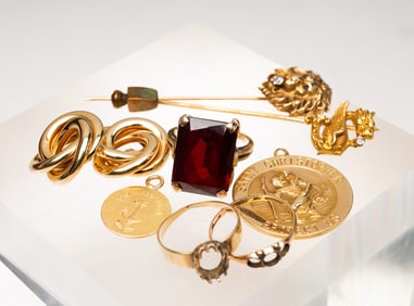 GROUP OF GOLD JEWELRY.