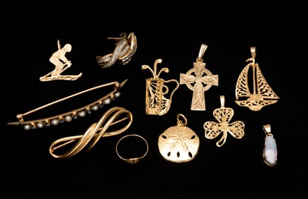 GROUPING OF GOLD JEWELRY.