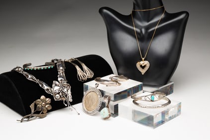 GROUP OF STERLING SILVER JEWELRY INCLUDING NAVAJO SIGNED.