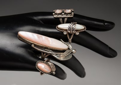 FOUR NATIVE AMERICAN STERLING SILVER GEMSTONE RINGS.