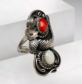 FOUR NATIVE AMERICAN JEWELRY ITEMS.
