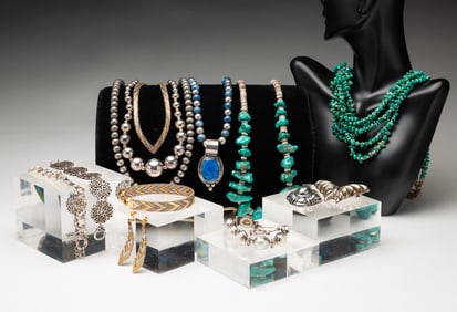 LARGE GROUP OF STERLING SILVER SOUTHWESTERN JEWELRY.