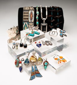 STERLING SILVER SOUTHWESTERN JEWELRY INCLUDING NAVAJO SIGNED PIECES.