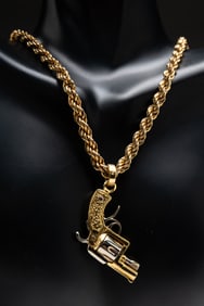 18K GOLD PISTOL PENDANT.