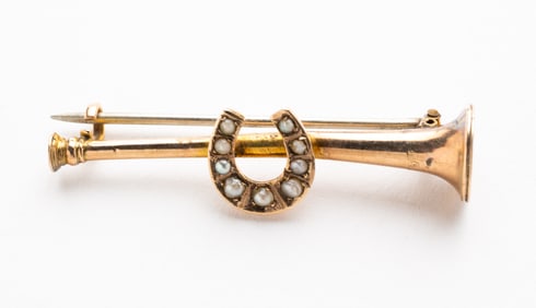 9K GOLD HUNTING HORN AND HORSESHOE TIE PIN.