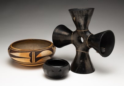 THREE NATIVE AMERICAN POTTERY ITEMS.