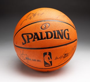 AUTOGRAPHED CHICAGO BULLS 2006-2007 TEAM BASKETBALL.
