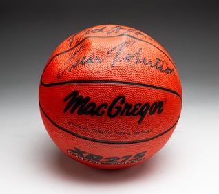 BASKETBALL AUTOGRAPHED BY OSCAR ROBERTSON.