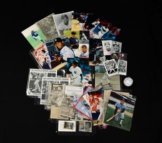 COLLECTION OF PROFESSIONAL BASEBALL PLAYER AUTOGRAPHS.