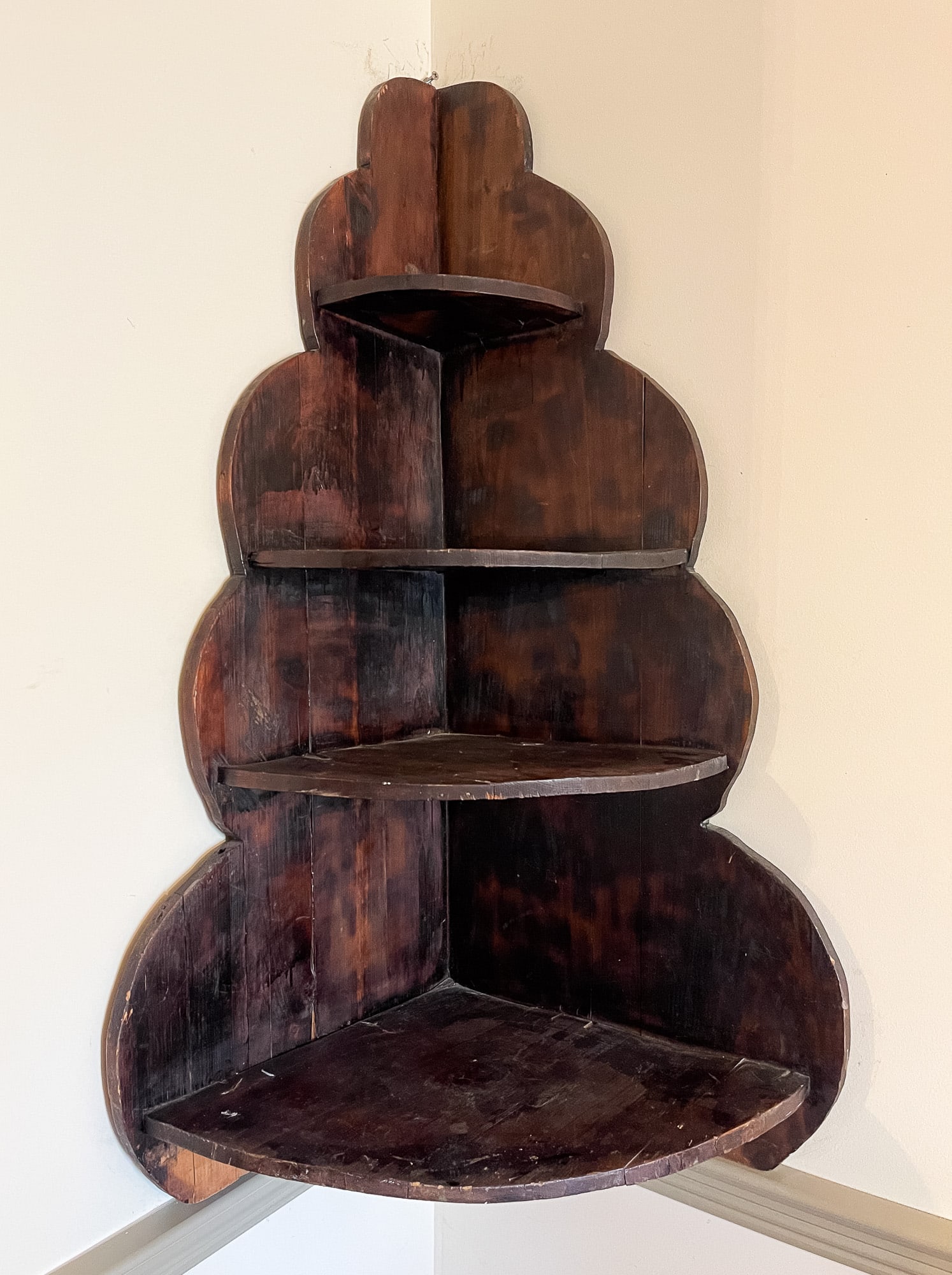 COUNTRY HANGING CORNER SHELF. (1 of 4)