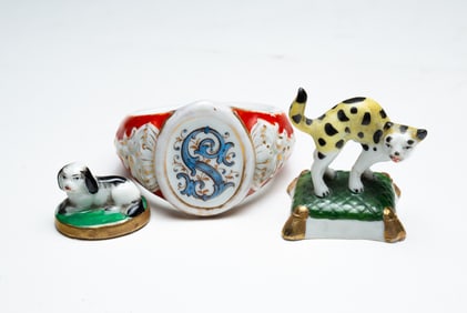 THREE MINIATURE PORCELAIN ITEMS.