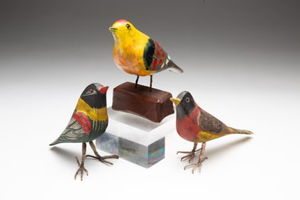 THREE PAINT-DECORATED CARVED BIRDS.