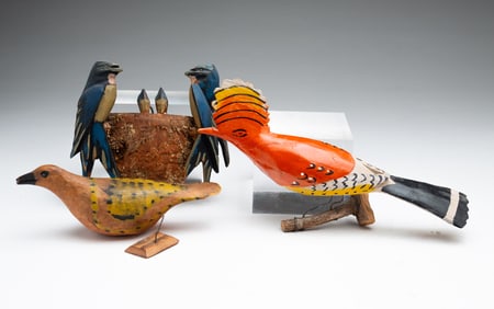 GROUP OF FOLKSY PAINT DECORATED CARVED WOOD BIRDS.