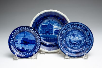 THREE HISTORICAL BLUE AMERICAN SCENE PLATES.