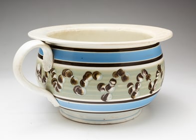 MOCHAWARE EARTHWORM DECORATED CHAMBER POT.