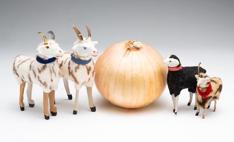 FOUR MINIATURE SHEEP FIGURINES.
