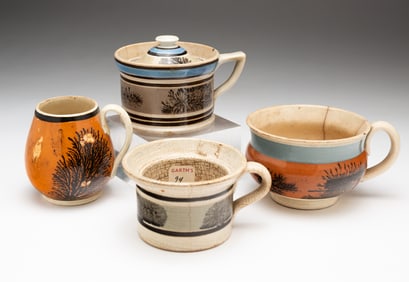 FOUR MOCHAWARE SEAWEED DECORATED ITEMS.